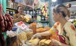 'Chiêu' kéo khách của chợ truyền thống