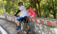 Cậu bé đạp xe 800 km ra thăm Hà Nội