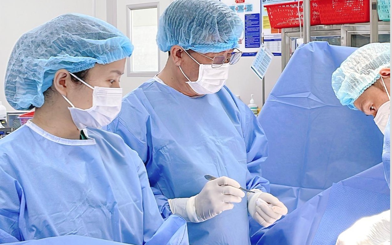 Sửa lại ngực thông khe và lộ túi khi đặt size quá to